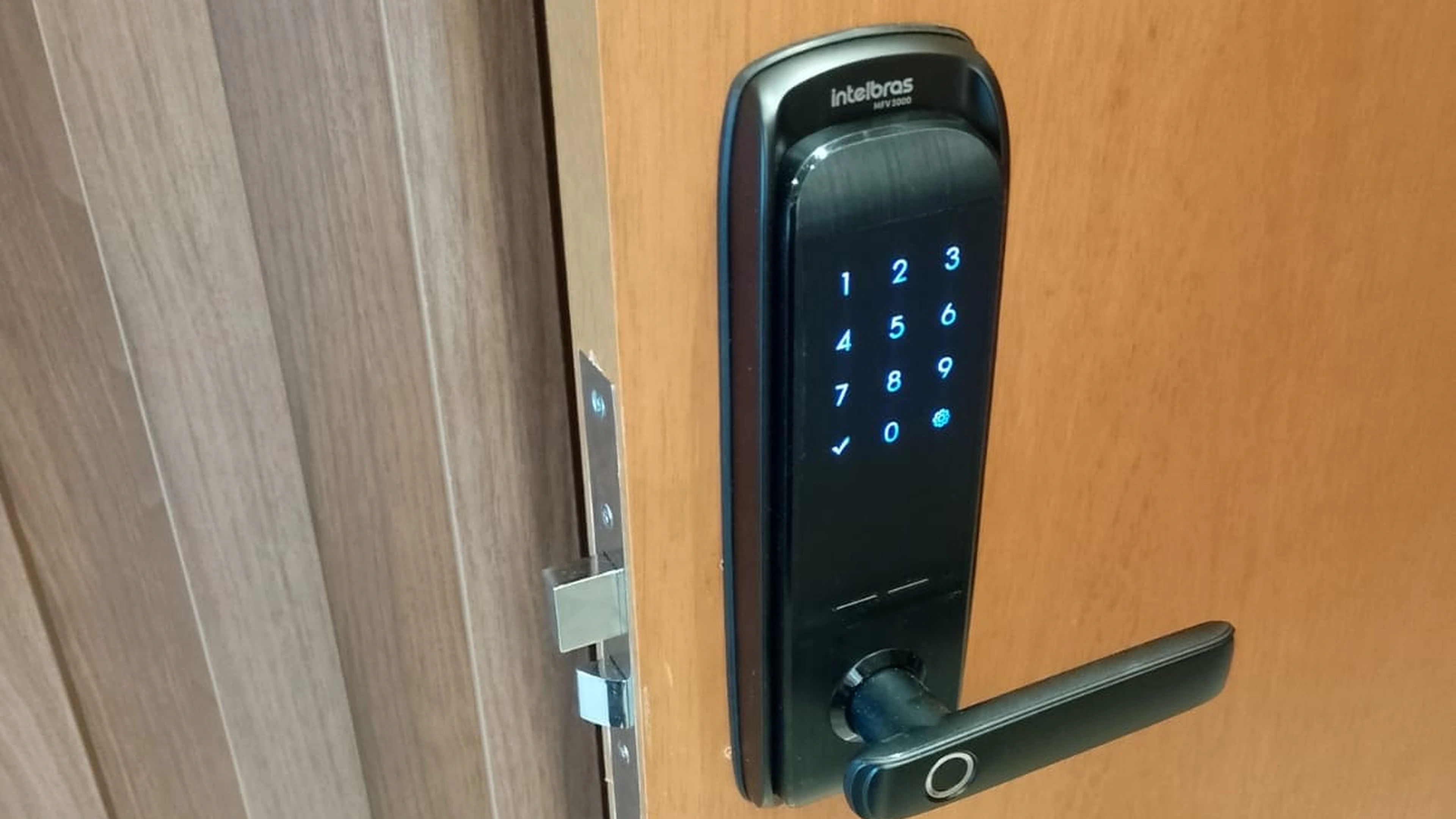 Fechadura digital instalada em porta residencial